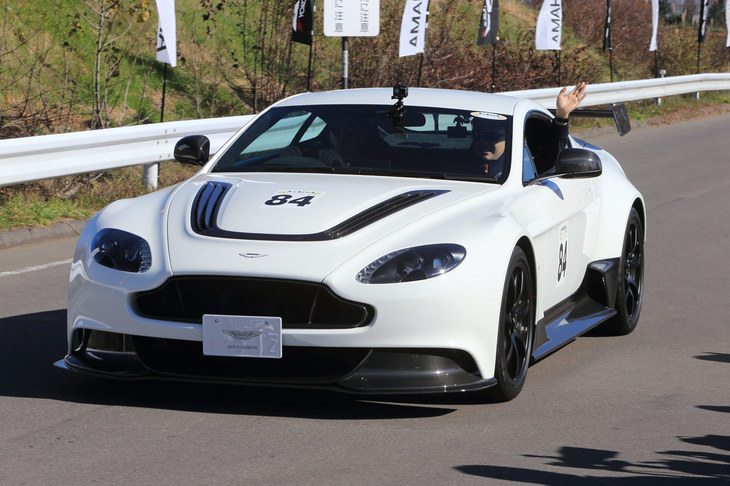 「アストンマーティン・ヴァンテージGT12」（2016年）。軽量化と空力性能の向上を図ったボディーに、高出力の5.9リッターV12エンジンを搭載した、先代ヴァンテージのハイパフォーマンスバージョンだ。