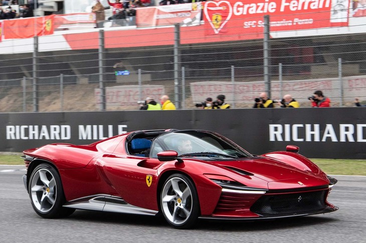 跳ね馬のお祭り、フィナーリ・モンディアーリに登場した最新モデルの「デイトナSP3」は、熱狂的なファン“ティフォシ”の目をくぎづけにしました。（photo：フェラーリ）