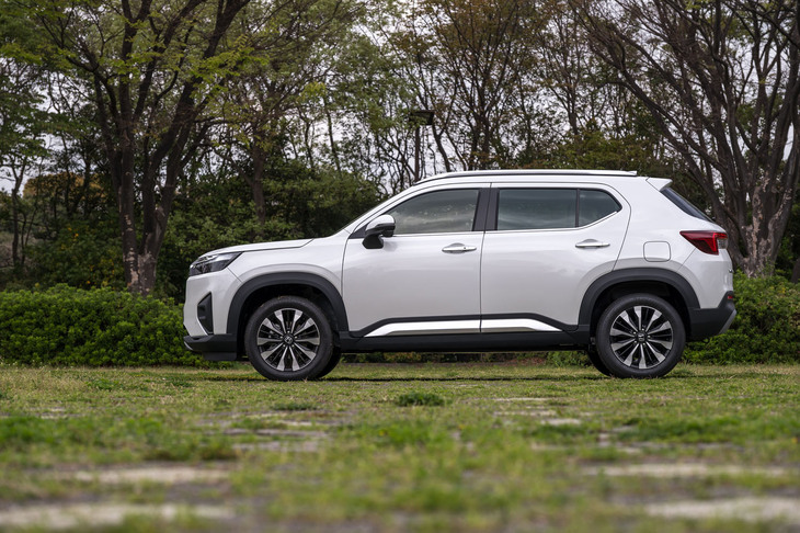 ボディーのスリーサイズは全長×全幅×全高＝4325×1790×1650mm。同じホンダの「ヴェゼル」よりも5mmだけ短く、60mm背が高い（幅は同じ）。