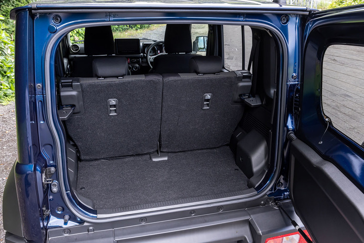 余裕ある荷室も「ジムニー ノマド」のセリングポイント。「ジムニー シエラ」の59リッターを大きく上回る211リッターの容量を確保している。