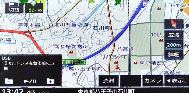 AVウィンドウを引き出すには画面の左上を右側に向けてフリックすると、曲名やアーティスト名を表示するウィンドウが登場する。