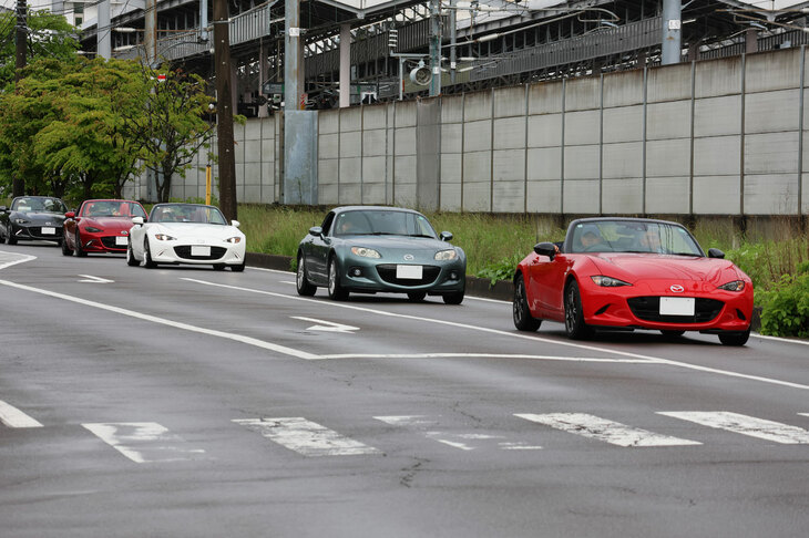 軽井沢駅前を会場へ向けて走る「マツダ・ロードスター」。イベント日の軽井沢は街なかにロードスターがあふれ、その光景も風物詩となっている。近年は参加台数の制限もあるため、電車組も増えている。