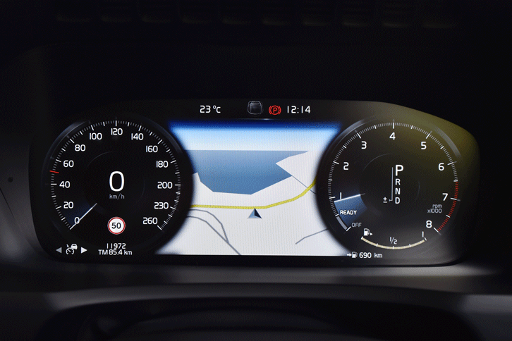 メーターのデザインは、標準的な「Glass」のほか、シンプルな「Minimalistic」、スポーティーな「Performance」、メーターリングを表示する「Chrome rings」の全4種類から選択できる。（写真をクリックすると、各デザインの表示が見られます）