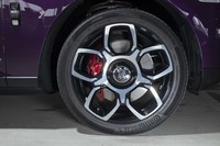 22インチの鍛造アルミホイールは「カリナン ブラックバッジ」専用デザイン。