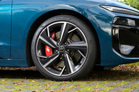 「S6 e-tron」のタイヤサイズは、前：235/45R20、後ろ：265/40R20が標準だが、試乗車にはオプションの21インチホイールと、前：245/40R21、後ろ：275/35R21サイズのタイヤが装着されていた。赤く塗られた前後のブレーキキャリパーもオプションだ。