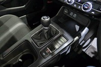 新型「シビック」のトランスミッションは、CVTのほかに6段MTも選べる。シフトレバー（写真）のショートストローク化と高剛性化による、スポーティーな操作感がウリ。