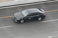 140km/hで走行した周回路でもスタビリティーは良好だった。写真のテスト車は「トヨタ・カムリ」。