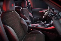 個性的なデザインのフロントシート。大きく張り出したサイドサポートが目を引く。