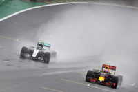 大雨、滑る路面、水煙で前が見えない状況に尻込みするドライバーもいたが、フェルスタッペン（右）は、まるで水を得た魚のように縦横無尽に臆（おく）せず怯（ひる）まずマシンをドライブ。ロズベルグ（左）から2位の座を奪うもタイヤ交換で後退。レース終盤は16番手からオーバーテイクショーを披露し、見事3位表彰台を獲得した。（Photo=Red Bull Racing）