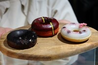 こちらはHOCUS POCUSのオリジナルドーナツ。（写真左から）NEW YORK、LONDON、TOKYOと名づけられた3種類が用意される。