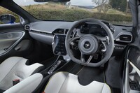 機能のみを追求したインストゥルメントパネルはイタリアのライバルとは一線を画す仕立てだ。前方視界のよさは写真でも確認できる。