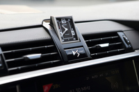 上級グレード「グランシック」のダッシュボードに装着される、B.R.Mアナログクロック。エンジン始動とともに180度回転して文字盤が現れる。