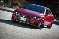 ラインナップ上の立ち位置や、プロダクトのキャラクターとしては「パサートCC／CC」の後継モデルにあたる「アルテオン」。低く伸びやかなルーフラインに加え、サッシュレスのドアもスペシャルティー感を強調する特徴となっている。