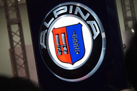 アルピナのエンブレム。創業（1965年）のきっかけとなった、キャブレターとクランクシャフトをモチーフとしてデザインされている。