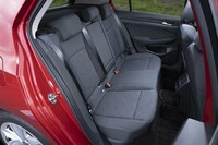 「ゴルフ」のリアシート。アップライトな姿勢で座れるほか、膝裏に当たる座面の前端が柔らかくなっている（座ると押し込まれる）ため、見た目よりもずっと広く感じられる。