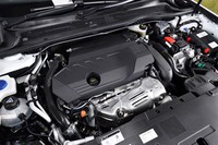 最高出力180PSの1.6リッター直4ターボエンジン。モーター（同110PS）とのコンビネーションにより、システム最高出力225PSを発生する。