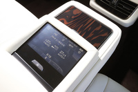 リアシートのセンターアームレストに装備されるオペレーションパネル。タッチパネルにより空調や照明、オーディオなどの機能を操作できる。