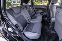 リアシートの表皮は、プライムスムース×ファブリックのコンビネーション。従来型と同じく背もたれに60：40の分割可倒機構が組み込まれるほか、高さのある荷物を積む時に役立つ座面のチップアップ機構も備わる。