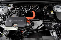 フロントのボンネット下には、進行方向右側（写真左側）に寄せられる形で駆動用モーターが搭載されている。大きな空きスペースは、後に追加予定のレンジエクステンダー用のものか。