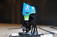 スズキはマリン事業も長く手がけており、2025年には60周年を迎える。写真は排気量2リッターの船外機「DF140B T（X）」で、サステイナブル燃料を用いた実証実験も行われている。