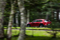 長野・白樺湖周辺のワインディングロードを行く「CX-30」。信州・松本までの往路で試乗したのは「スカイアクティブX」の4WD車で、6段MTを搭載していた。