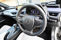 ステリングホイールのスポーク部には、アダプティブクルーズコントロールをはじめとする運転支援システムや、オーディオの操作スイッチが並ぶ。