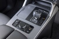 ドアと同じ籠目調のパネルがセンターコンソールにも大胆に使われる。