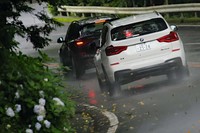 後編では“兄弟”ともいうべきもう1台のSUV「BMWアルピナXD3」（写真奥）の走りをリポート。それぞれの違いを浮き彫りにする。
