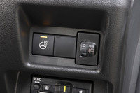 「スペーシア ギア」は前席のシートヒーターに加えてステアリングヒーターも装備する。