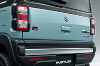 メッキのバンパーガーニッシュは「ハスラー タフワイルド」の専用アイテム。いっぽう標準仕様車のリアコンビランプエクステンションがメッキパーツなのに対して、タフワイルドでは同パーツがブラックになっている。このあたりのさじ加減が絶妙だ。