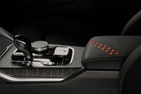 センターコンソールのアームレストには、ひし形マーク（アランシアミラ）が入る。