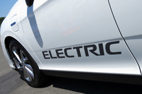 「クラリティ」のEVに貼られた「ELECTRIC」のデカール。技術者いわく「まずは商用やリース販売」といったレベルのようだが、ホンダが量販EVの投入へむけて舵を切った意味は大きい。