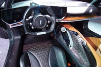 コックピット前方には大小3枚の液晶パネルが配される。