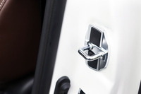 「ドアスタビライザー」は、フロントドアのキャッチ部分に付けることで効果を発揮する。「アルファード／ヴェルファイア」用に続けて、「ノア／ヴォクシー／エスクァイア」用がリリースされている。