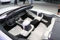 「LCコンバーチブルコンセプト」のキャビンは2＋2。コントラストの強いホワイト×ブラックのインテリアカラーが印象的。