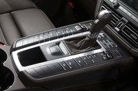 スイッチ類が整然と並んだセンターコンソール。空調に関するものは奥側に、走行性能に関わるものは手前側に配される。