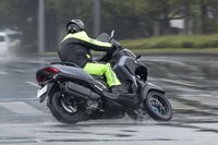 フロント2輪という特異なLMWテクノロジーの優位性は、ぬれた路面や砂混じりの道路などで実感できる。