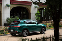 アルファ ロメオ初のプレミアムコンパクトSUVであり、またブランド初の電動化モデルを擁しており……と、いろいろな意味でエポックメイキングなモデルとしてデビューした「トナーレ」。その名は、アルプスを臨む峠から命名されている。