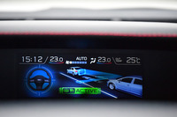 同様に、アイサイトの作動状況はインパネ中央のマルチファンクションディスプレイにも表示される。