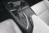 スイッチ類やカップホルダーなどは、小柄なドライバーでも使いやすい場所に配置した。こういった細かな気配りは、女性らしい視点といえるかもしれない。