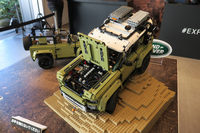 成約者に進呈されるレゴブロック「LEGO Technic Land Rover Defender」。「ローンチエディション」の「ディフェンダー」は4気筒エンジンなのに、こちらに載っているのが6気筒なのはご愛敬。