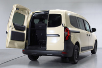 ライバルにはない「カングー」シリーズの特徴といえば、観音開きのダブルバックドア。狭い場所でも容易に荷室にアクセスできる。