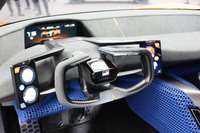 「トヨタFT-Se」のステアリングホイールは、ほかのトヨタ／レクサスのコンセプトカーと同様に、操縦かんタイプのデザインとなっている。グリップのさらに外側にレイアウトされている、スマホのような液晶画面が目を引く。