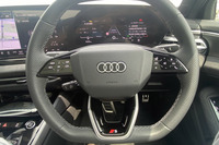 「アウディA5」は、ステアリングホイールがまるでプジョーみたいに四角くなっていてビックリ！ 奇遇だが「プジョー508」オーナーの私好みである。