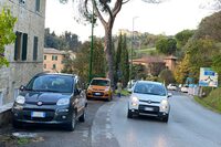 “パンダかぶり”はイタリアの日常風景である。この写真のなかには少なくとも4台が。2022年11月シエナで撮影。