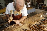 直径5.8cmの円に複雑な文様を刻んでいく。繊細かつ根気を要する仕事だ。