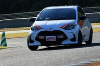 「ヤリス」の試乗車は、もともと全日本ジムカーナ選手権の競技車両だったものを、ストリート向けに再セッティングしたもの。ダンパーとブレーキパッドのみ、試乗会場であるモビリティリゾートもてぎの北ショートコースに合わせた設定としている。