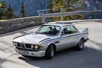 1973年「BMW 3.0CSL」。大型エアダムスカート、フロントフェンダー上の整流板やルーフスポイラー、大型リアスポイラーなどのエアロパーツを備え、“バットモービル”と通称される最終型。