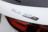 リアに装着された「GLA45 S」のバッジ。「GLA」のAMGモデルには「GLA35」と「GLA45 S」の2モデルがラインナップされる。