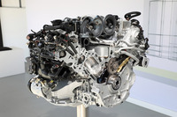 最高出力330psを発生する2.9リッターV6ツインターボエンジン。2つのタービンはVバンクの間に搭載される。